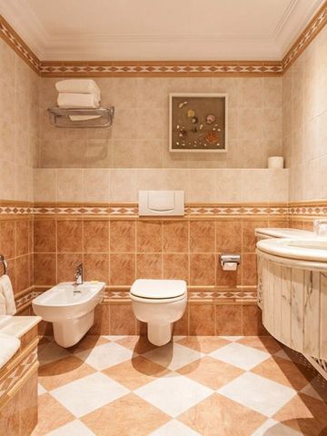 Luxuriöses Badezimmer mit Marmorelementen und modernen Sanitäranlagen.