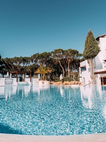 Großer Außenpool mit Architektur von Bäumen umgeben.