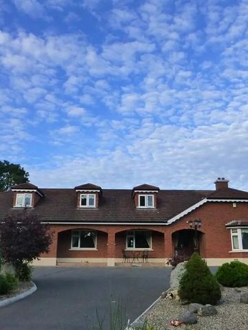 Fassade eines rot verklinkerten Hauses mit Garten