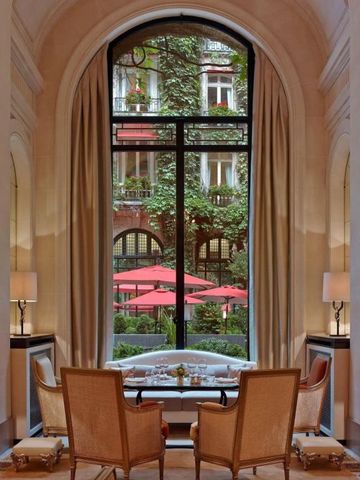 Gemütlicher Essbereich mit Blick auf den begrünten Innenhof.