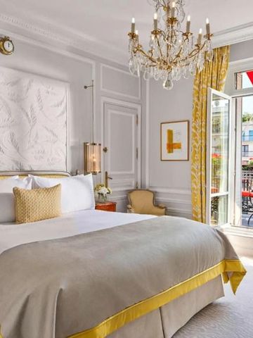 Helles elegantes Schlafzimmer mit Balkon und luxuriöser Dekoration.