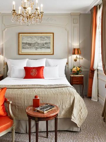 Luxuriöses Schlafzimmer mit klassischen Designelementen und kräftigen Farbakzenten.