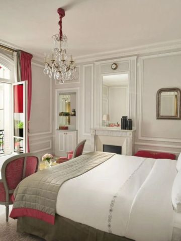 Elegantes Zimmer im klassischen Stil mit Balkon und rotem Dekor