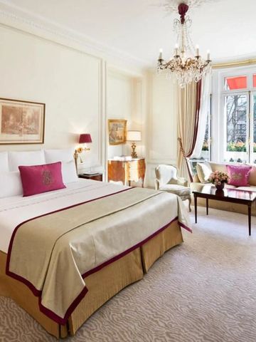 Elegantes Hotelzimmer mit klassischen Möbeln und großen Fenstern