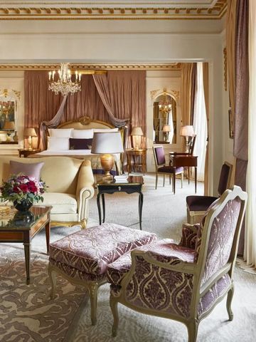 Opulentes Suite-Interieur mit luxuriösen Stoffen und Kronleuchter