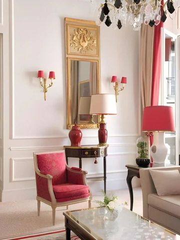 Heller Wohnbereich mit klassischer Einrichtung und roten Akzenten