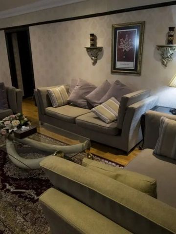 Elegante Lounge mit bequemen Sofas und stilvollen Dekorationen.