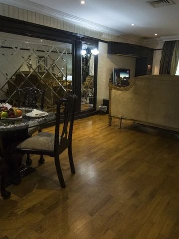 Elegantes Wohnzimmer mit Esstisch und großen Fenstern