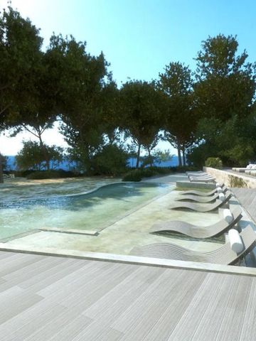 Infinity-Pool im Freien mit Liegestühlen und Meerblick