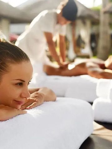 Entspannung bei einer Massage im luxuriösen Spa-Bereich des Hotels