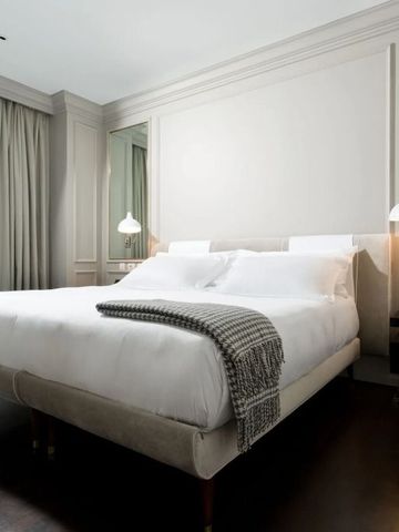 Modernes Hotelzimmer mit gemütlichem Doppelbett und Holzfußboden