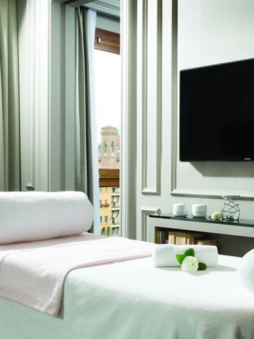 Luxuriöses Spa Zimmer mit Massagebett und entspannender Atmosphäre