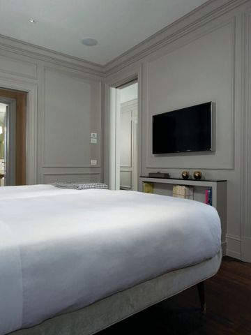 Helles Zimmer mit komfortablem Bett und stilvollem Design