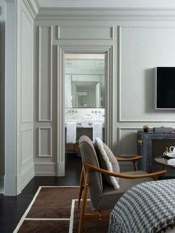 Elegantes Zimmer mit gemütlichem Sitzbereich und luxuriösem Bad