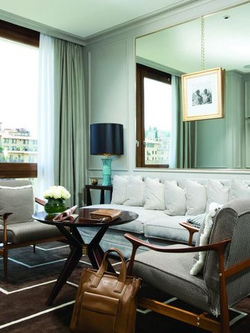 Elegant eingerichtetes Wohnzimmer mit klassischen Möbeln und Blick auf Florenz.