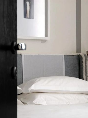 Detailaufnahme eines modernen Hotelzimmers mit eleganter Dekoration