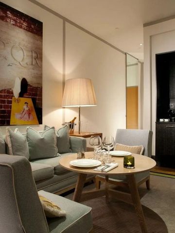 Gemütliche Lounge eines Hotelzimmers mit stilvollem Design und Minibar