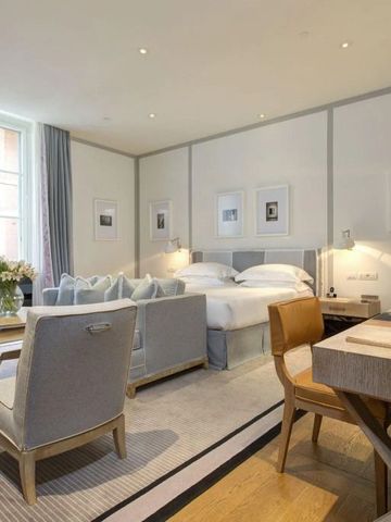 Elegantes Hotelzimmer mit Doppelbett und stilvollem Dekor