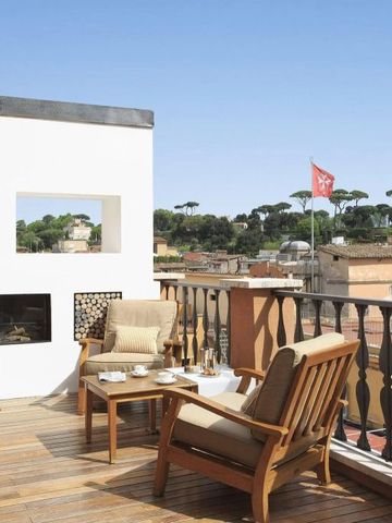 Dachterrasse mit Sitzecke und Stadtblick in Rom