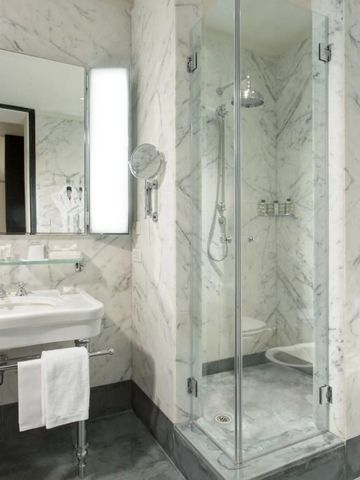 Marmorbadezimmer mit moderner Dusche und eleganter Ausstattung