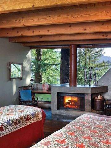 Behaglicher Massageraum mit Kamin und Blick auf die Natur