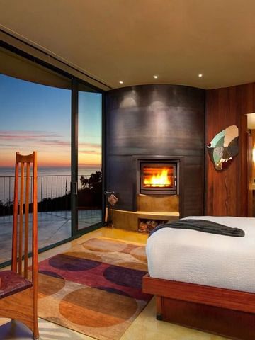 Hochwertiges Zimmer mit Kamin und Blick auf den Sonnenuntergang