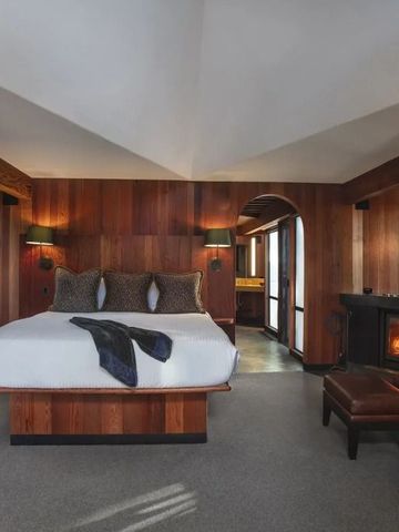 Komfortables Schlafzimmer mit Kamin und Holzelementen