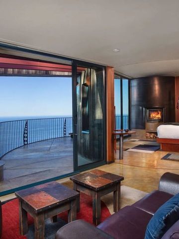 Luxuriöse Suite mit Kamin und Meerblick, modernes Design