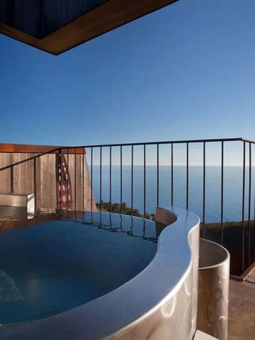 Runde Wanne auf Balkon mit Blick aufs Meer bei Sonnenschein