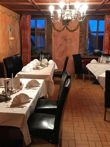 Elegantes Hotelrestaurant mit gedeckten Tischen und Kronleuchter