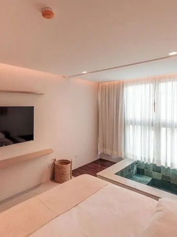 Modernes Gästezimmer mit großem Fenster und privatem Innenpool