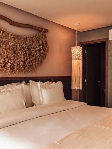 Gemütliches Hotelzimmer mit dekorativer Wandkunst und eleganter Beleuchtung