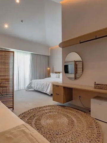 Modernes Doppelzimmer mit stilvollen Holzakzenten und natürlichem Licht