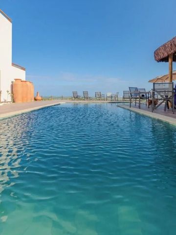 Infinity-Pool mit Liegestühlen und Meerblick bei klarem Himmel