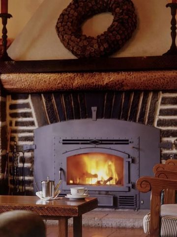 Gemütlicher Kamin in einer Lounge mit rustikalem Dekor im Casa de São Lourenço