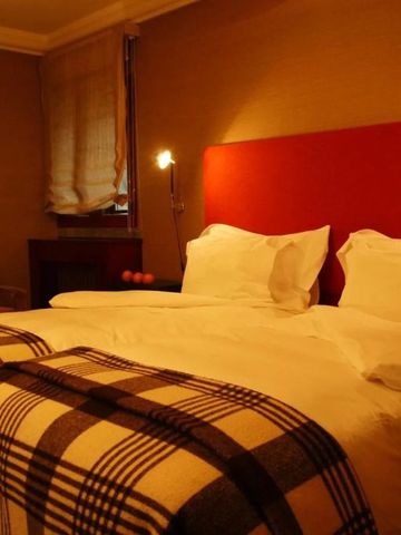 Komfortables Hotelzimmer mit einem großen Bett und warmem Licht im Casa de São Lourenço