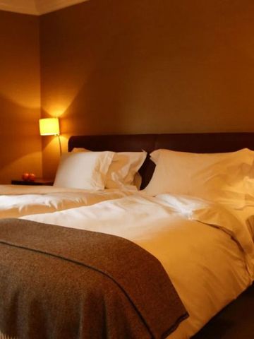 Doppelzimmer mit eleganter Beleuchtung und gemütlicher Atmosphäre