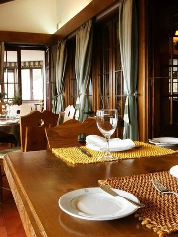 Eleganter Speisebereich mit gedecktem Tisch und moderner Dekoration im Hotelrestaurant