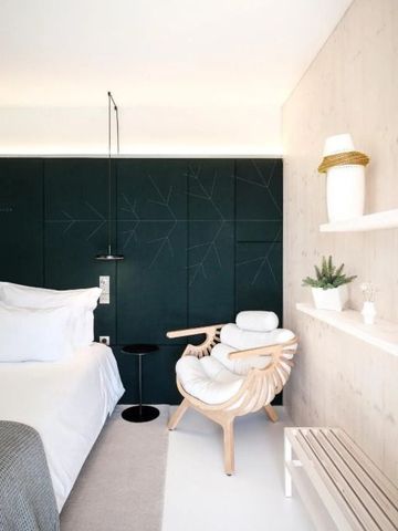 Modernes Hotelzimmer mit eleganter Möblierung und stilvollem Design