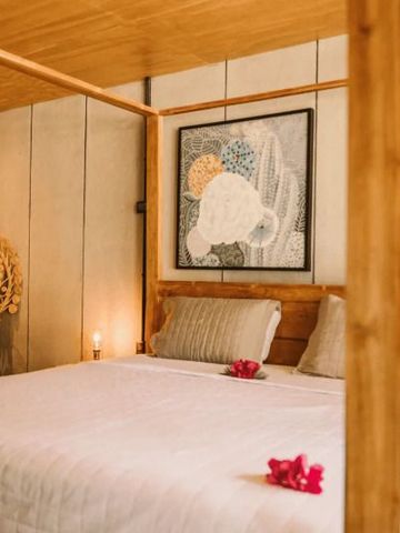 Gemütliches Schlafzimmer mit Himmelbett und stilvoller Dekoration.