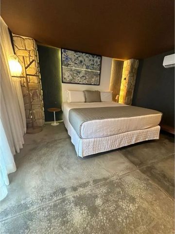 Modernes Hotelzimmer mit Doppelbett und kunstvollen Details.