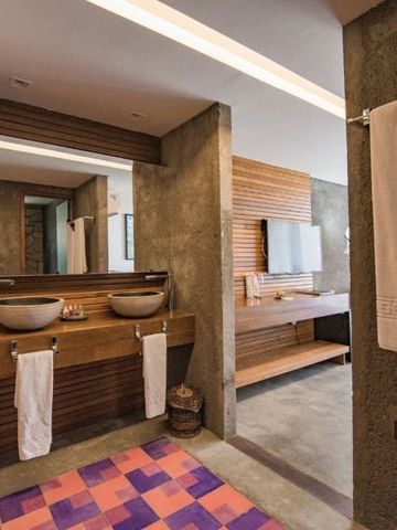 Modernes Badezimmer mit Doppelwaschbecken und edler Ausstattung.