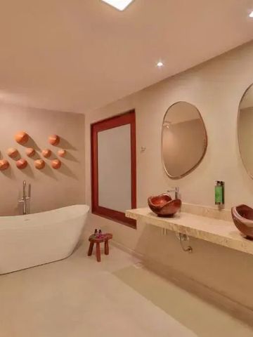 Luxuriöses Badezimmer mit freistehender Badewanne und Doppelwaschbecken