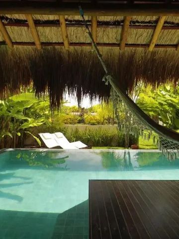 Infinity Pool mit Hängematte und tropischem Garten