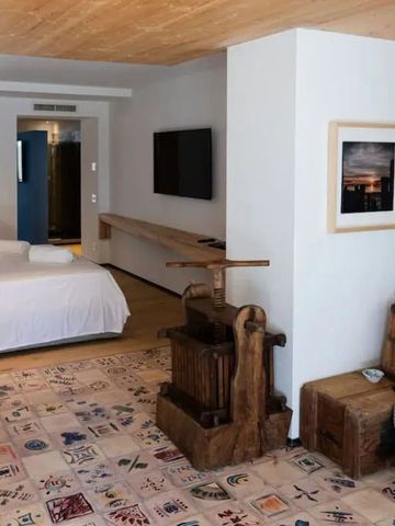 Modernes Hotelzimmer mit Doppelbett und stilvoller Dekoration