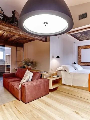 Gemütliches Schlafzimmer mit rustikalen Holzakzenten und Sitzbereich