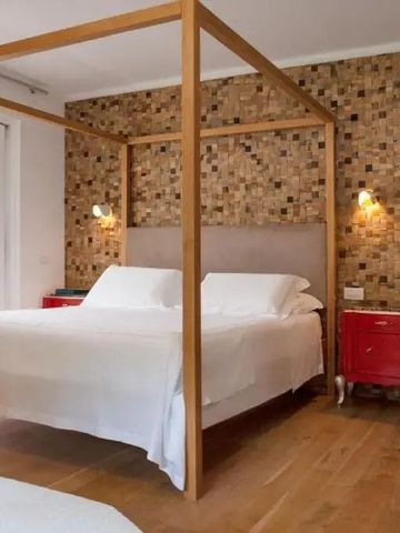 Elegantes Hotelzimmer mit Baldachinbett und Holzdetails