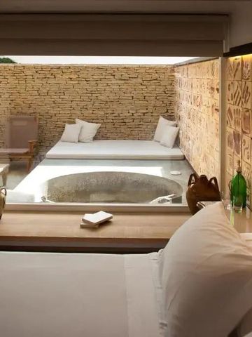 Zimmer mit Blick auf private Terrasse und Jacuzzi im Freien