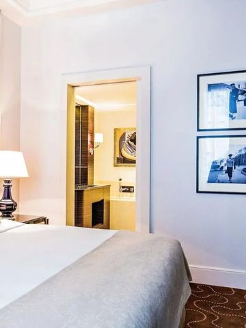 Hotelzimmer mit modernem Design und Wandkunst