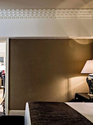 Zimmeransicht mit luxuriösem Dekor und Tischlampe